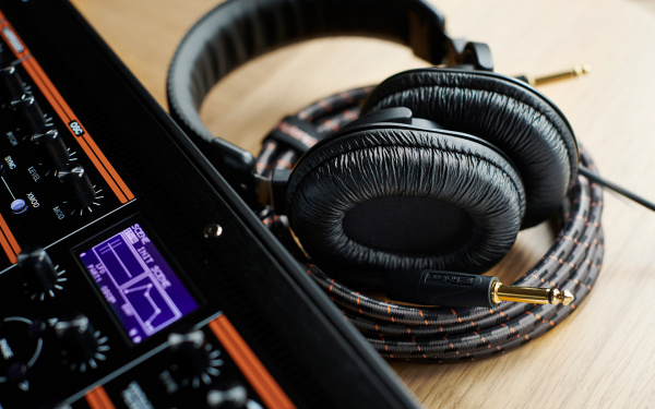 Студийные наушники Roland RH-200