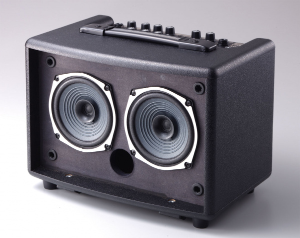 Комбоусилитель для акустических гитар Roland AC-33